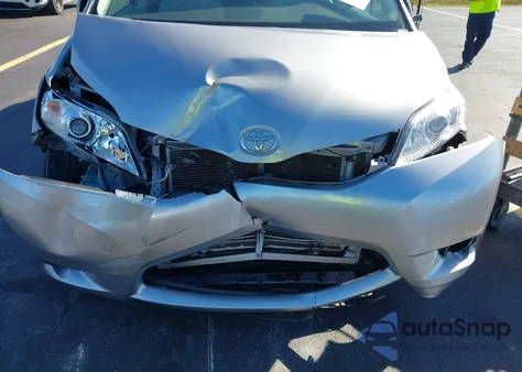 2011 Toyota Sienna Le V6 z USA, uszkodzony, nr VIN 5TDKK3DC9BS135194